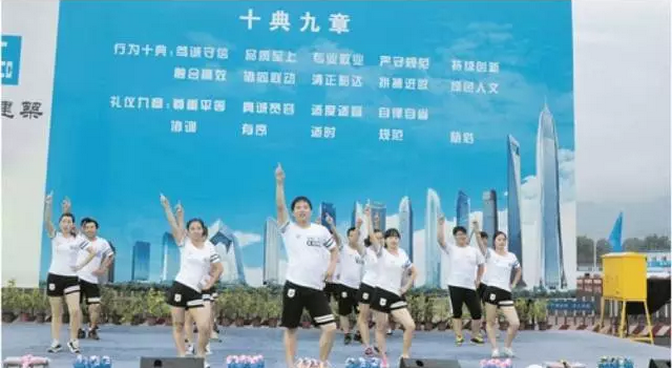 钢模板上的“星光大道”舞台